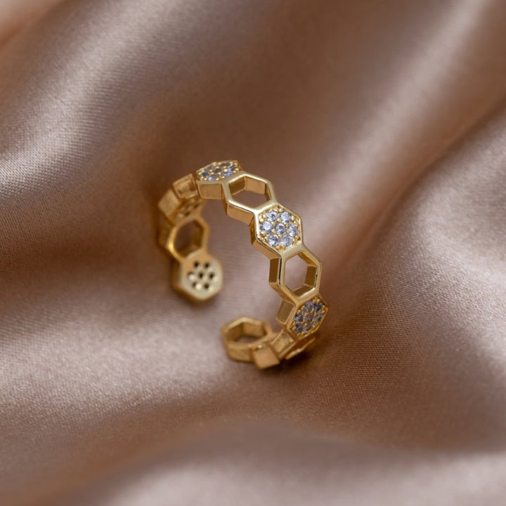 Cinthia - Elegant Gold and Crystal Ring