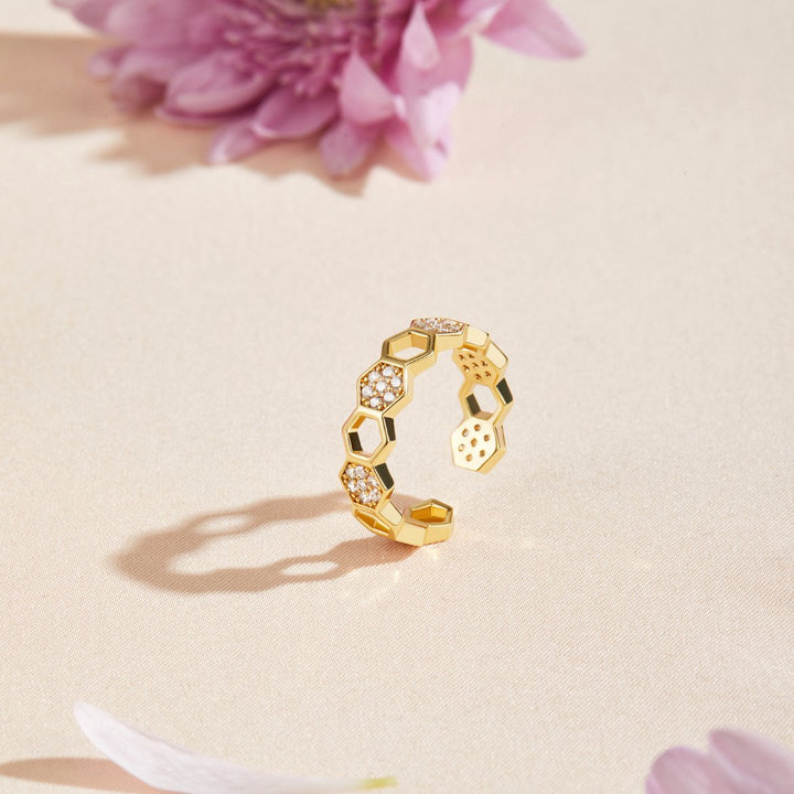Cinthia - Elegant Gold and Crystal Ring