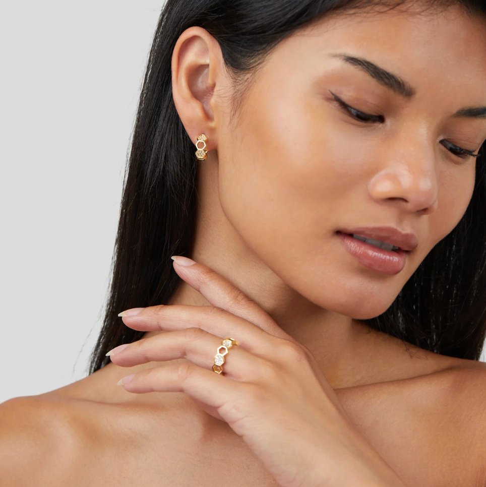 Cinthia - Elegant Gold and Crystal Ring