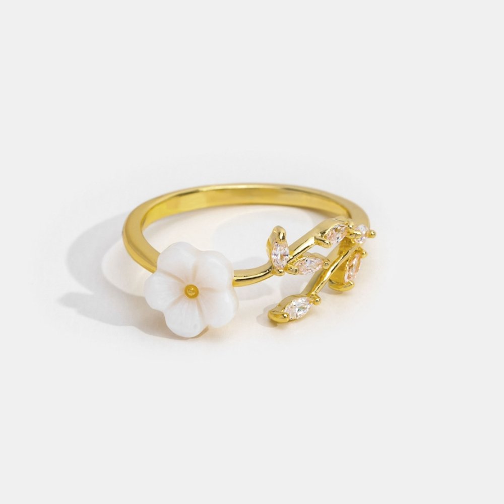 Estela - Floral White Ring