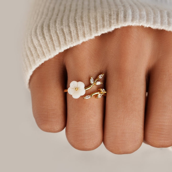 Estela - Floral White Ring