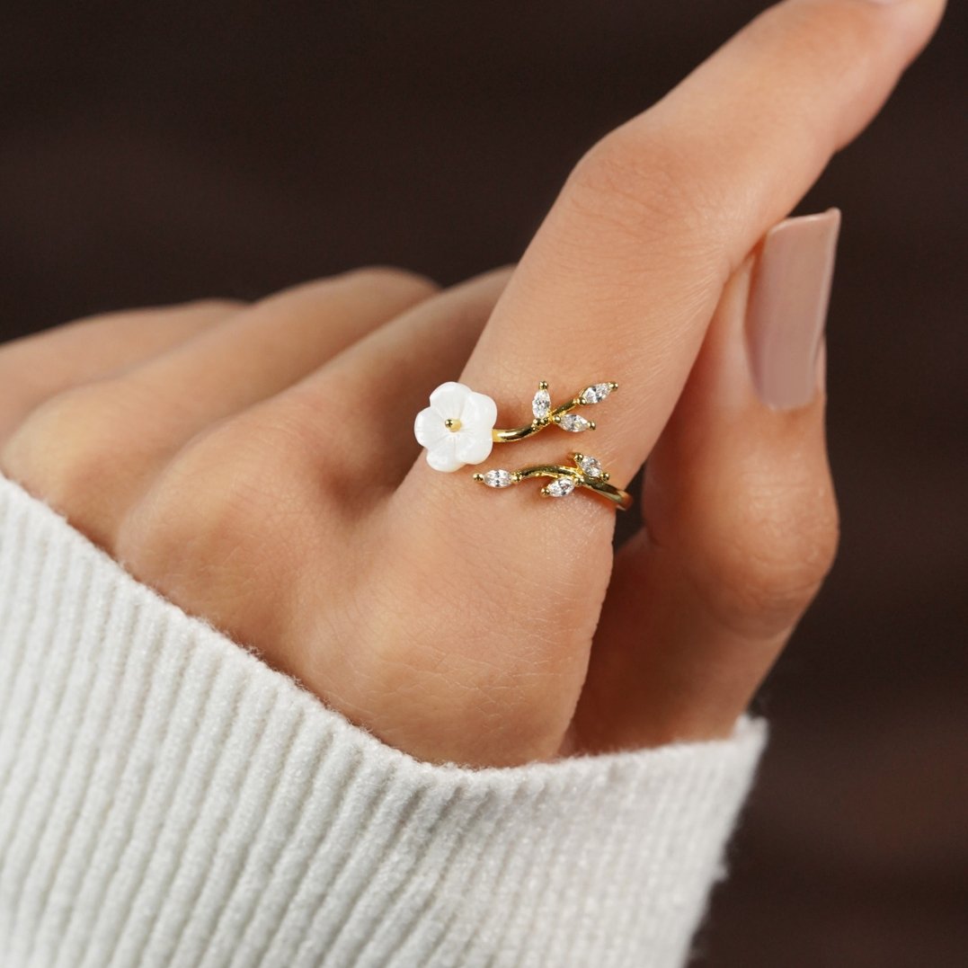 Estela - Floral White Ring