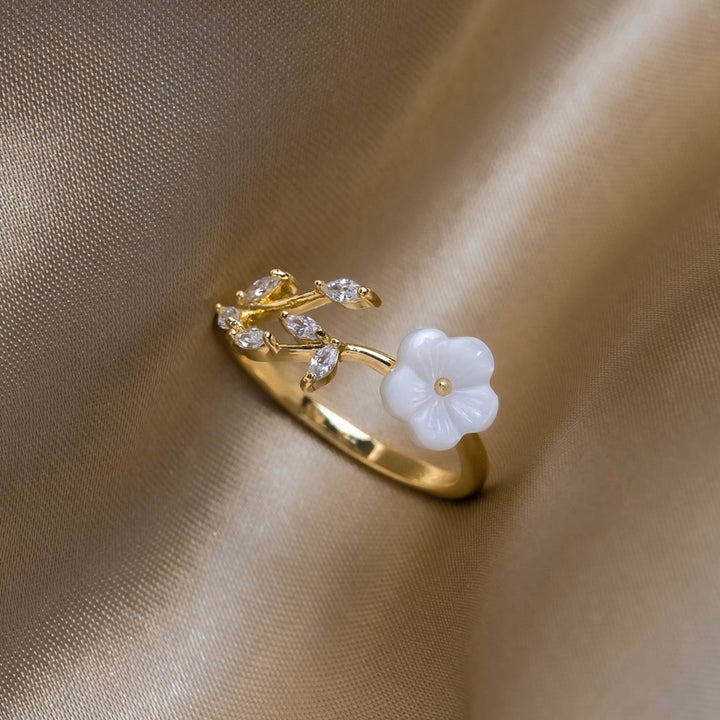 Estela - Floral White Ring