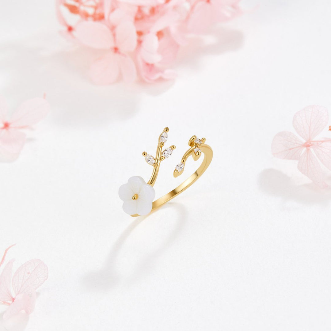 Estela - Floral White Ring