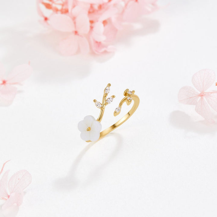 Estela - Floral White Ring