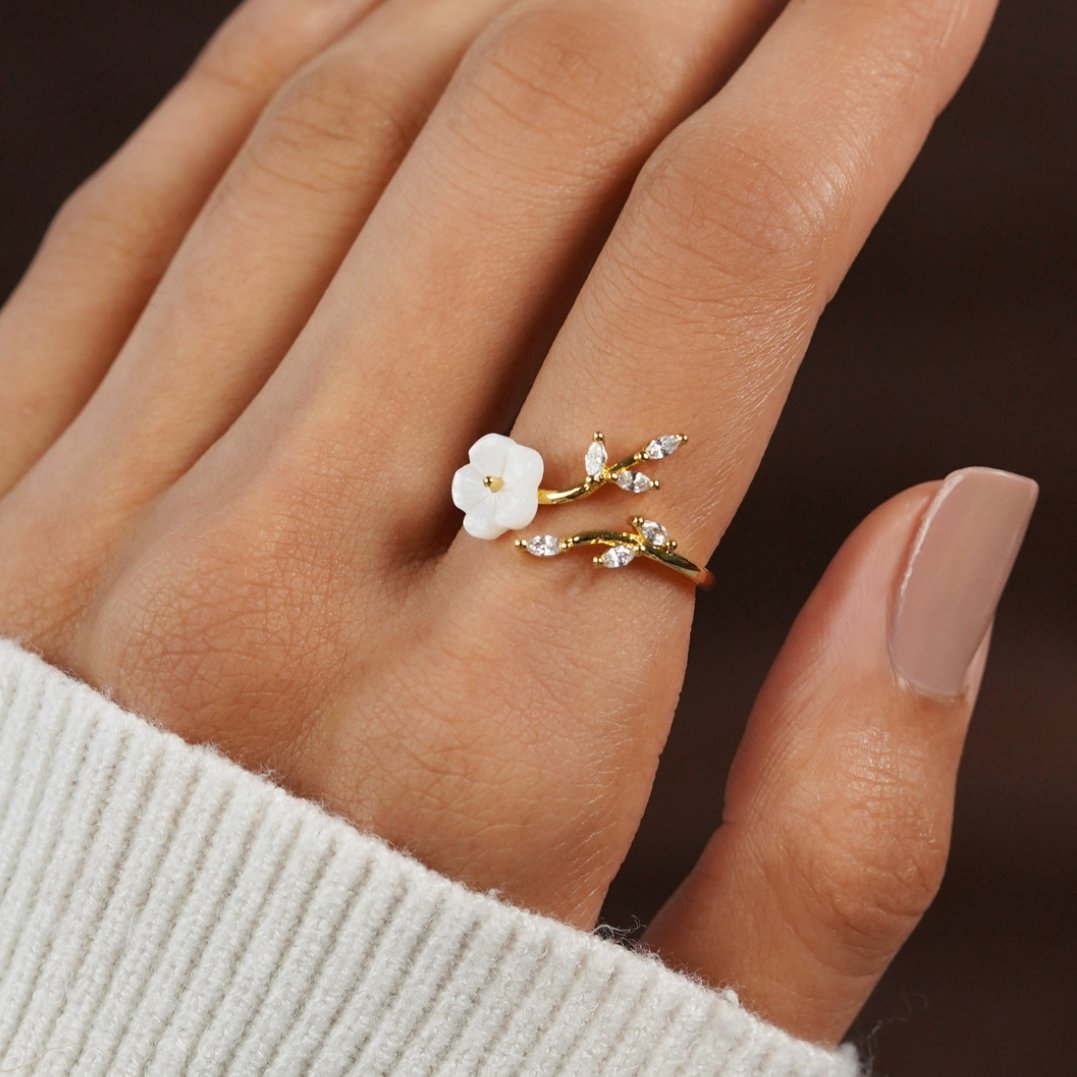 Estela - Floral White Ring